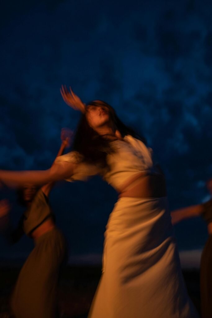 Mujeres-bailando-en-un-evento-tantrico-besuqueable-de-tantra-en-Mexico